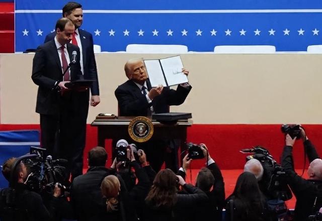 加拿大总理见到中方	，当面说出了一句话，旁边官员听到后都惊了