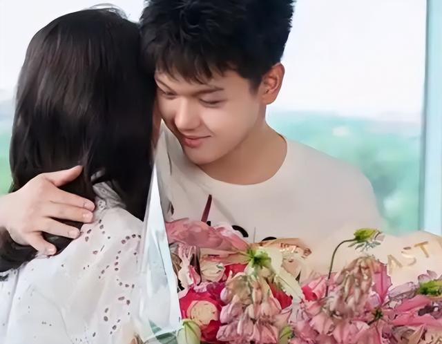 王艳晒19岁儿子近照，球球已经比妈妈高出半个头，长得像妈颜值高