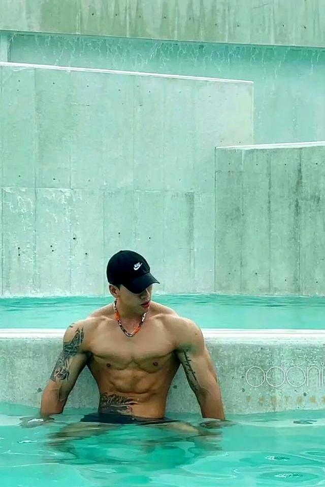 身高187的健身肌肉男网红，野外写真秀身材颜值，简直绝绝子