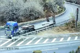 货车司机操作不当 驾车转弯出现侧翻图片