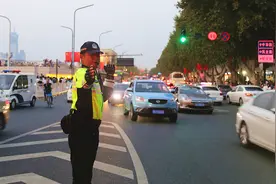 武汉武昌交警提醒：国庆假期游玩新升级！黄鹤楼、昙华林景区巴士带您畅行出发图片