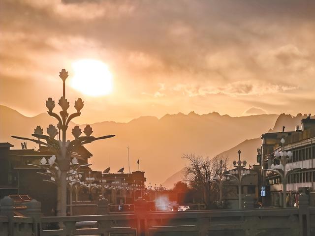 从布达拉宫到拉萨河畔，读懂日光城的底蕴与温度