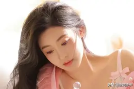 我是贵族高中的贫困生，这天，我突然看到了弹幕图片