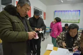 村干部薪资上调后，村支书与村主任到底每月多少收入图片
