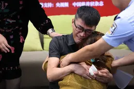 直播间里，失散34年的母子紧紧抱在了一起图片