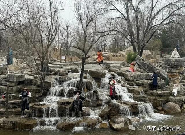 景区NPC雪中静立被赞“太敬业”！网友：我一分钟都扛不住，景区：有保暖措施，会安排换班