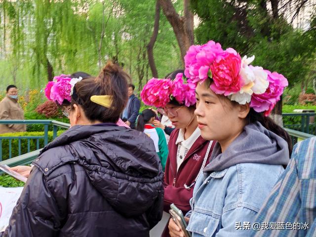 逛菏泽天香公园，这里牡丹很吸引游客，关键是二十四小时免费参观