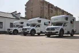 一次看全！实拍自由炮房车3款布局，夫妻双人一家六口都满足图片