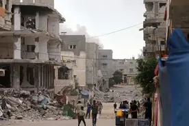 加沙一孕妇死于空袭，肚子被炸开胎儿掉在楼梯上，目击者痛斥：4个月大胎儿做错了什么？图片