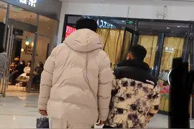 身高197的13岁男孩陪妈妈逛街要买玩具，妈妈不买，男孩哭闹不走图片