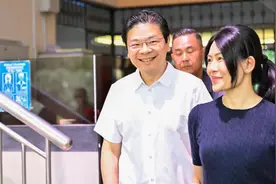 新加坡总理就职，却被金融女老婆“抢镜”！拎珑骧帆布袋亲民～图片