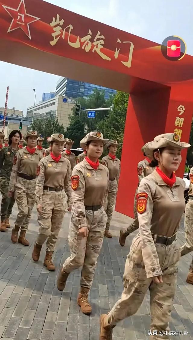 女民兵拉着五颜六色拉杆箱返程，阅兵靴子没来得及换，穿衣很时尚