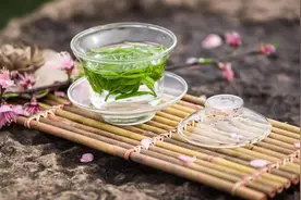 婆婆把退休金给姑姐，生病住院姑姐把卡给老伴，说以后归我们管了图片