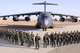 美军航母就在红海，歼10和空警500大编队直飞埃及，将大战米格29图片