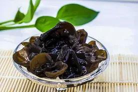 泡发木耳用冷水还是热水？其实都不对！这样泡又大又快又干净图片