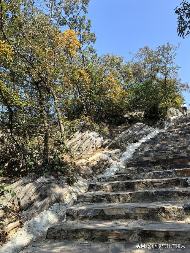 重阳登高丹阳黄连山 齐梁半壁基业地 北顾大江秋水情