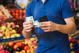 为什么建议大家尽量用现金付款？原因很真实，银行人员告诉你答案图片