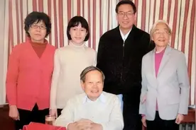 2004年，82岁杨振宁和翁帆婚后合影，55岁岳母出镜，她的表情复杂图片