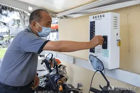 底层老百姓骑车困难，充电桩居然比在家充贵4倍，拉线充又要罚款图片