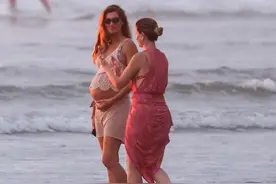 44岁吉娘娘挺三胎孕肚海边度假！光着肚皮秀身材，35岁小男友陪着图片