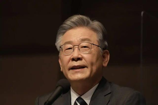 李在明拒绝出席中国阅兵，王毅外长挂断电话，送给了韩国一句话