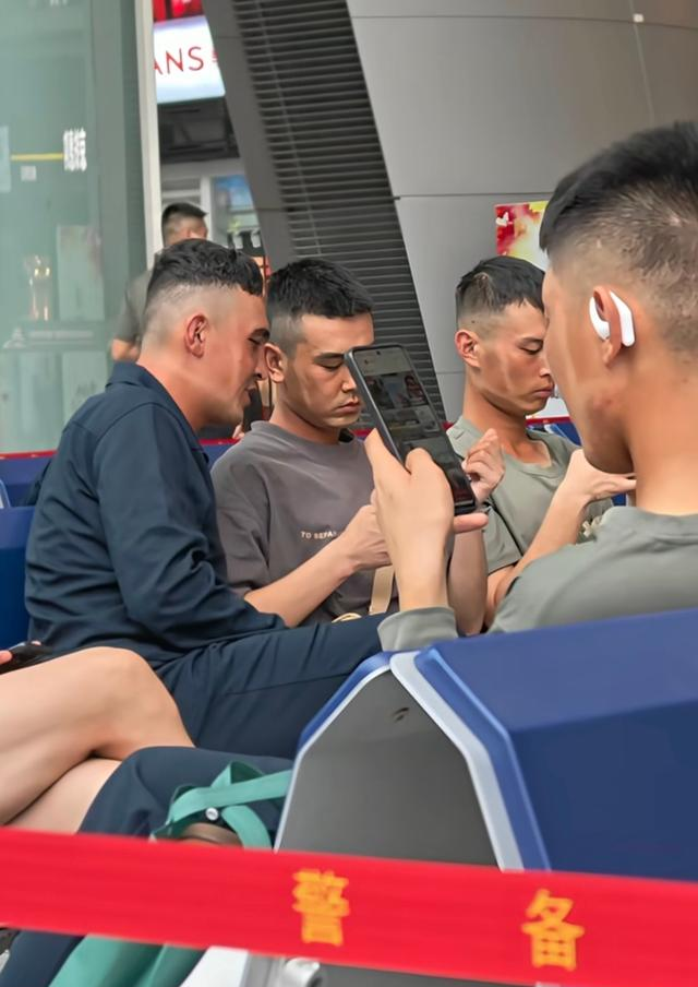 姑娘丈母娘们，兵哥哥的脸上国家都给盖章了，此时不动更待何时？