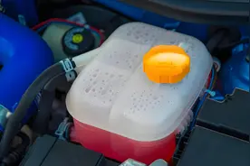 汽车冷却液少了是换还是加？不同颜色的冷却液可以加在一起吗？图片