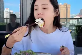 秋瓷炫在阳台吃包子，新家住大平层能跑步，老公于晓光出镜秀恩爱图片