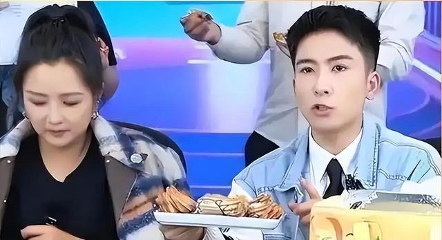 39岁何洁不忍直视，腋下勒出副乳肚子三层肉，要养4个娃操劳疲惫