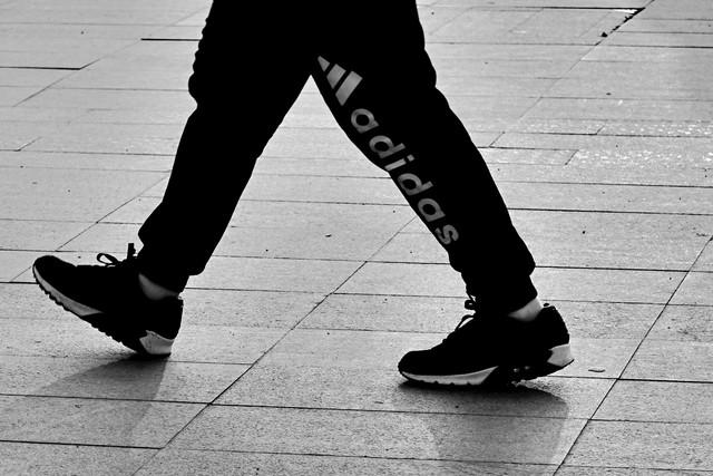 别每天走一万步了！调查发现：每天走够这个步数，既健康又不伤膝