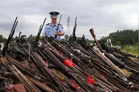 以前中国全民持枪多牛，现在禁枪就有多狠！用军演捣毁非法兵工厂图片