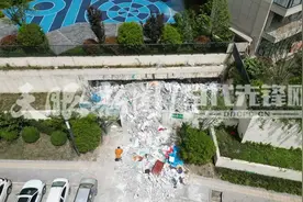 贵阳一小区建筑垃圾被随意倾倒在路边，居民物业都有话说图片