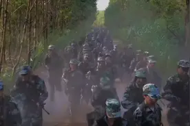 广西军训为什么那么正规？扛炮筒 坐装甲车，每个学生都充满血性图片