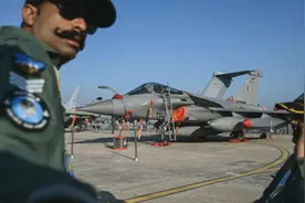 或渊：巴铁空战让岛内进入婴儿级睡眠，赖清德吓坏先拜鬼后改嘴图片