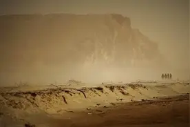 中国最大沙漠到底有多深？如果把沙子全部挖光，地下会是什么？图片