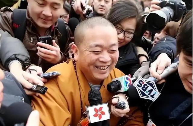 释永信生活有多奢华？身穿16万袈裟包养情妇，寺内义工曝更多内幕