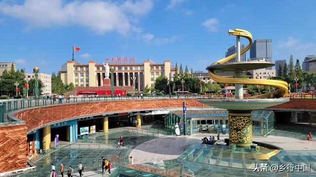 天府广场：从国旗之下到千年深处，一条大道串起的城市史诗