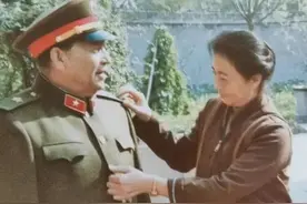 1984年，秦夫人为阅兵总指挥秦基伟整理军装，热泪盈眶，满脸骄傲图片