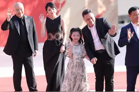 董璇女儿亮相电影节红毯，7岁小酒窝完全不怯场，落落大方星范足图片