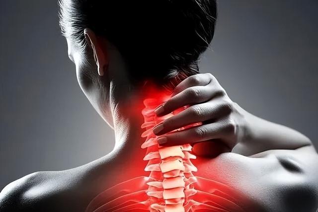 颈椎病竟会引发头晕头痛？医生：这3种头痛要警惕，别只怪脑子！