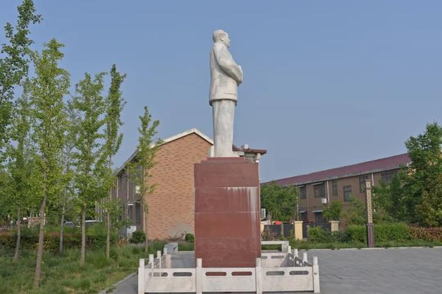 新密市任岗村，村民集资建了一个广场，上面矗立着白色的伟人塑像