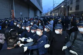 日本最著名“三和大神”聚集地没了！警方出动，强制驱离全部拆光图片