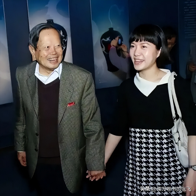 杨振宁走后1个月, 翁帆搬离别墅, 带走34箱东西, 那是她全部的财产