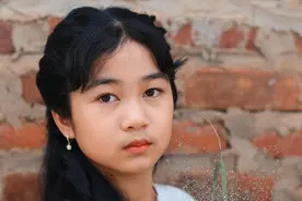 “妈妈，我裤子上有血”，女儿第一次来例假，你的回答方式很重要图片