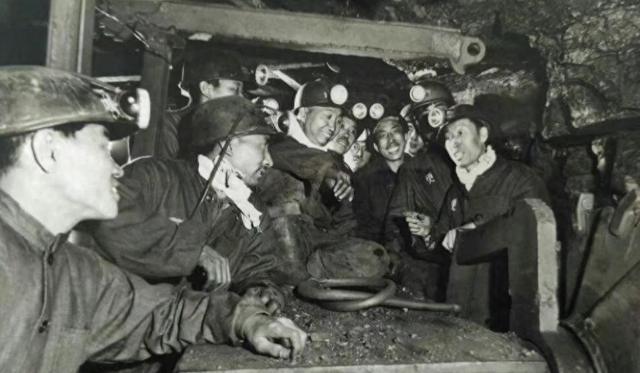 他两次当选为全国人大常委，1982年被开除党籍，1983年被判刑
