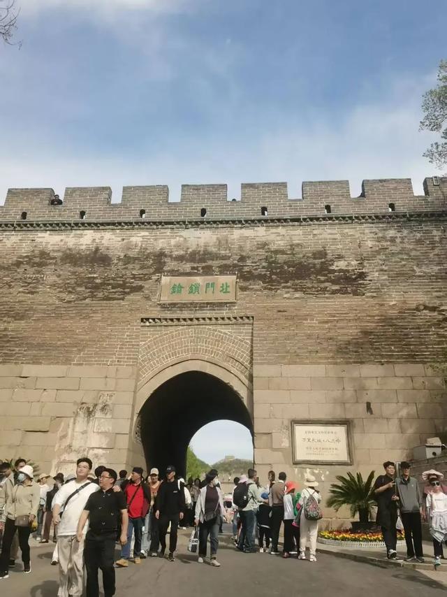 登上万里长城八达岭 | 作者 顾遵亚