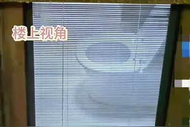 江苏一女生被楼上阿姨提醒厕所百叶窗“隐私”问题，女生看后崩溃图片