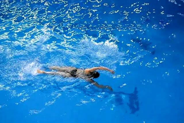医生发现：坚持游泳的老年人，用不了多久，身体或有6大变化