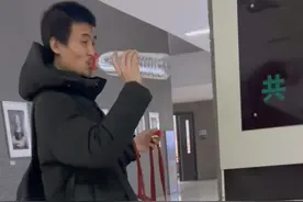 北大韦神被嘲不适合当老师，下课的一幕打脸众人：你才不配听！图片