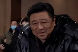 演员梁冠华现状：61岁还是很胖，满脸褶子很显老，妻子是一级导演图片